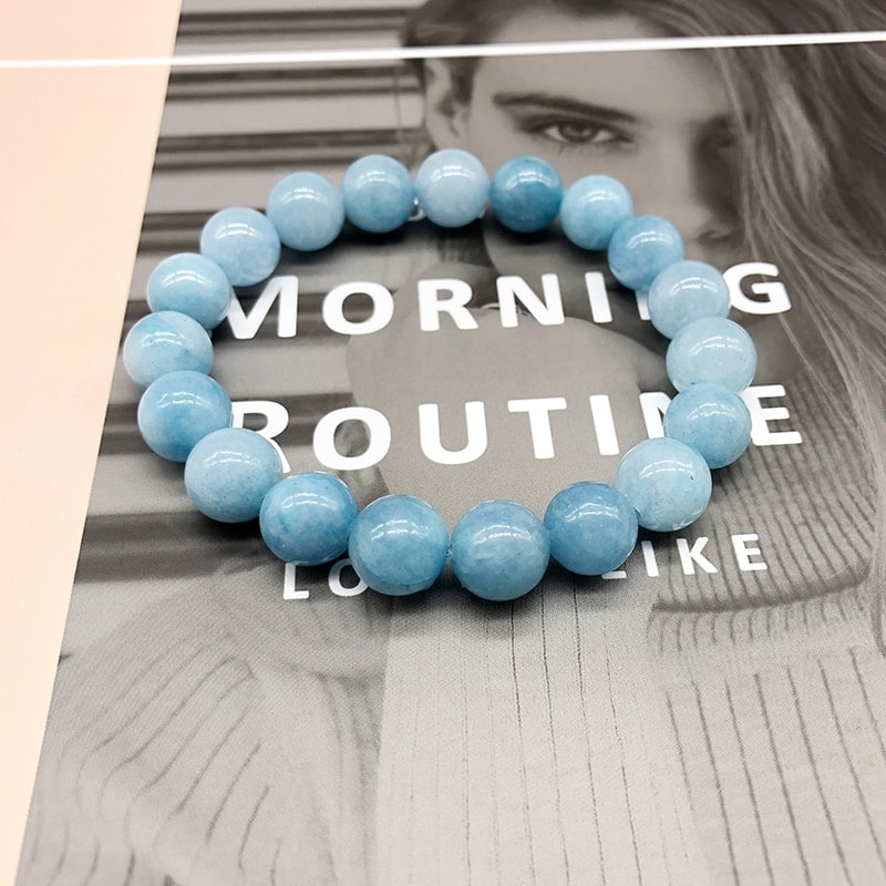 Bracelet en aigue marine sur magazine noir et blanc kaosix
