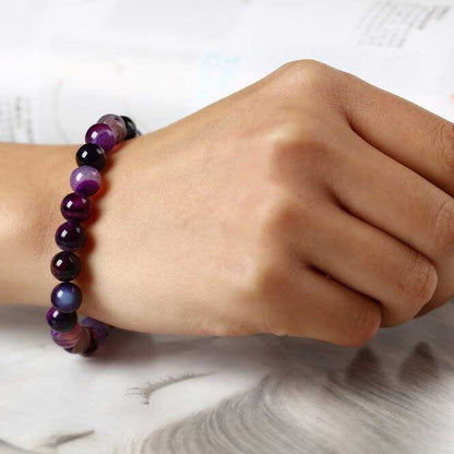 Bracelet apaisement en améthyste et agate violette au poignet dune femme kaosix