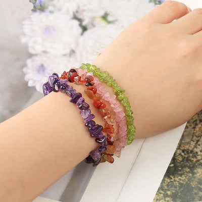 Bracelet baroque (chips) améthyste sur poignet de femme Kaosix