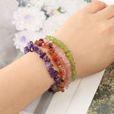 Bracelet baroque (chips) améthyste sur poignet de femme Kaosix
