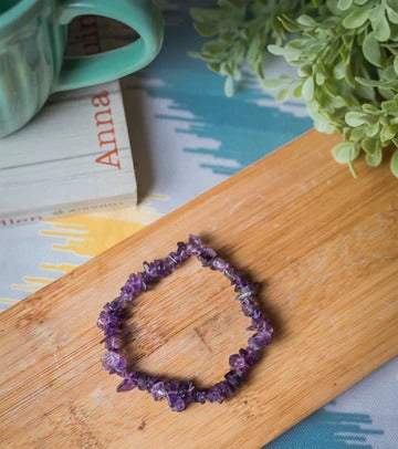 Bracelet baroque (chips) améthyste sur une planche en bois Kaosix