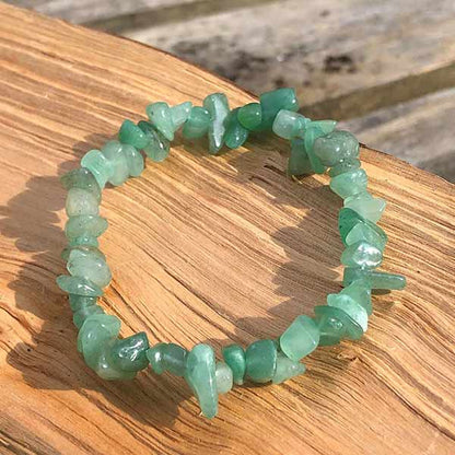 Bracelet baroque (chips) aventurine verte sur une planche en bois Kaosix