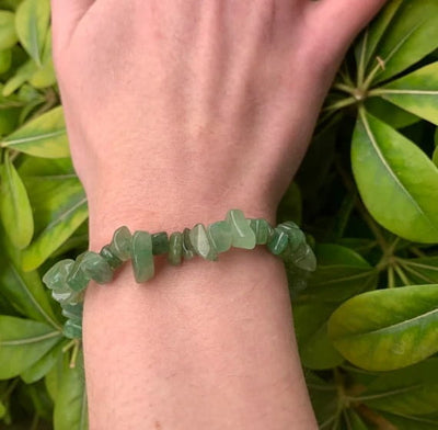 Bracelet baroque (chips) aventurine verte sur un poignet de femme Kaosix