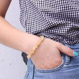 Bracelet baroque (chips) citrine au poignet d'une jeune femme Kaosix