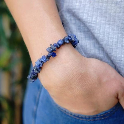 Bracelet baroque (chips) lapis-lazuli au poignet d'une jeune fille Kaosix