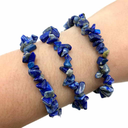 Bracelet baroque (chips) lapis-lazuli sur le bras d'une jeune femme Kaosix