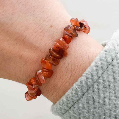 Bracelet baroque chips agate rouge sur poignet d'une jeune femme kaosix