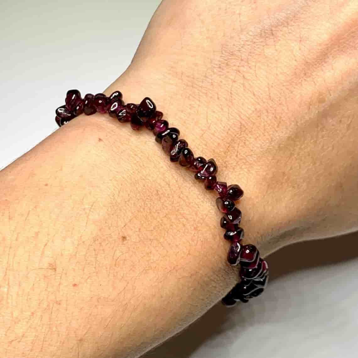 Bracelet baroque chips grenat rouge au poignet d'une femme Kaosix