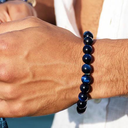 Bracelet confiance en œil de tigre bleu au poignet d'un homme Kaosix