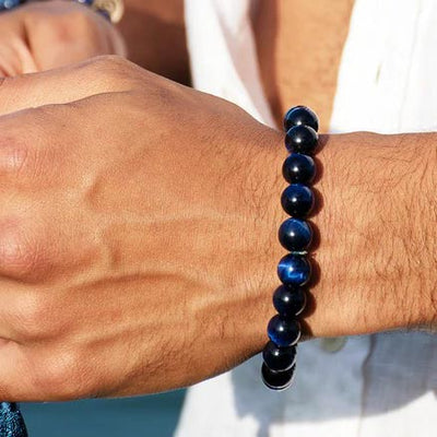 Bracelet confiance en œil de tigre bleu au poignet d'un homme Kaosix
