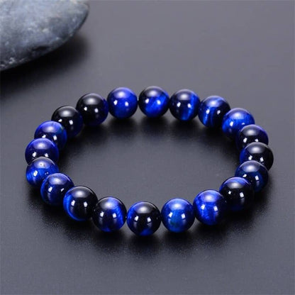 Bracelet confiance en œil de tigre bleu posé sur une table grise Kaosix