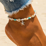 Bracelet de cheville en coquillages avec amulette étoile de mer autour d'une cheville de femme Kaosix