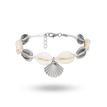 Bracelet de cheville en coquillages cauris avec amulette coquille Saint-Jacques couleur or sur fond blanc Kaosix