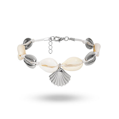 Bracelet de cheville en coquillages cauris avec amulette coquille Saint-Jacques couleur argent sur sol blanc Kaosix