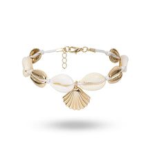 Bracelet de cheville en coquillages cauris avec amulette coquille Saint-Jacques couleur or sur fond blanc Kaosix