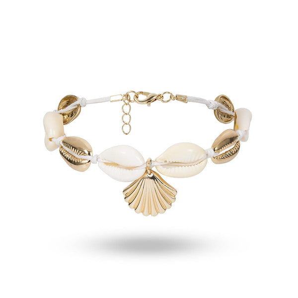 Bracelet de cheville en coquillages cauris avec amulette coquille Saint-Jacques couleur or sur sol blanc Kaosix