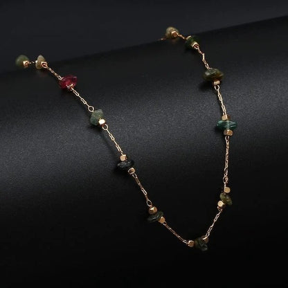 Bracelet de cheville en éclats de pierre de tourmaline et chaînette dorée sur socle noir Kaosix