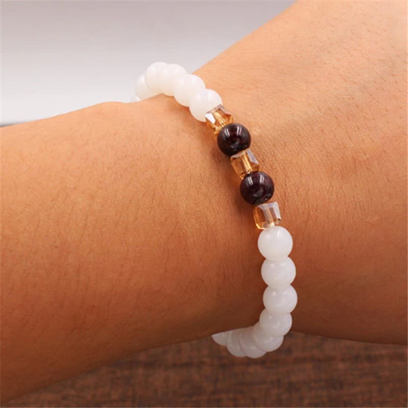 Bracelet en Calcédoine Blanche Grenat Rouge et Citrine sur poignet de jeune femme Kaosix