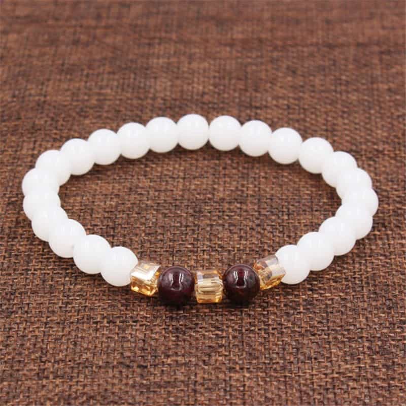 Bracelet en Calcédoine Blanche Grenat Rouge et Citrine sur une nappe marron Kaosix