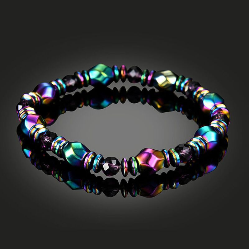 Bracelet en Hématite Arc-en-ciel posé sur un sol noir brillant Kaosix
