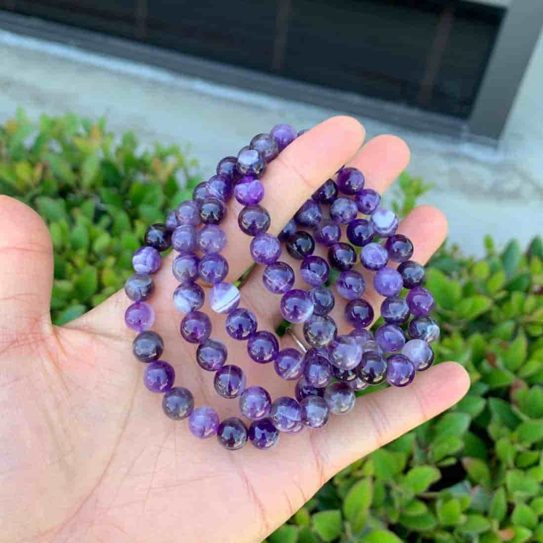 Bracelet en améthyste tranquilité sur la main d'une femme Kaosix