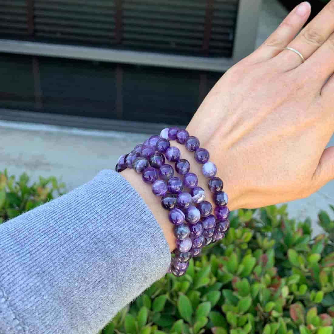 Bracelet en améthyste tranquilité sur poignet d'une femme Kaosix
