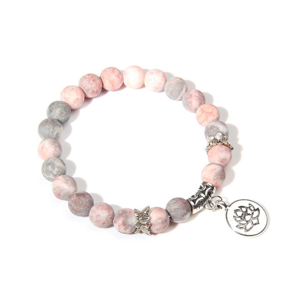 Bracelet en jaspe rose et son charm fleur de lotus sur fond blanc avec cadre orange Kaosix