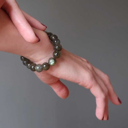 Bracelet en labradorite mystique boule 8 mm en gros plan sur le poignet d'une femme Kaosix
