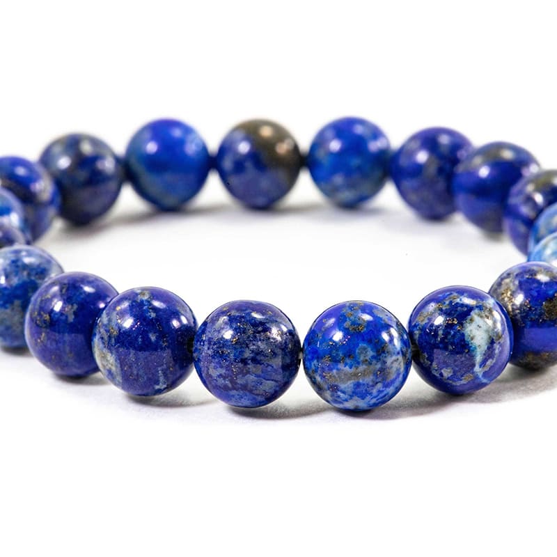 Bracelet en lapis lazuli vérité sur fond blanc et en gros plan Kaosix