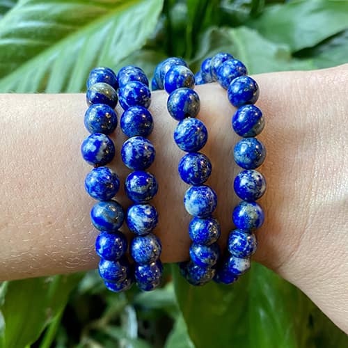 Bracelet en lapis lazuli vérité sur le poignet dune jeune fille Kaosix