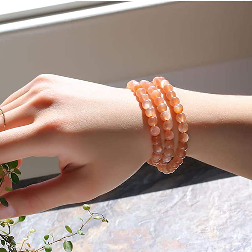 Bracelet en pierre de soleil énergie sur un poignet de femme Kaosix