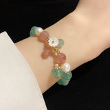Bracelet en quartz fraise, quartz vert et quartz blanc au poignet dune jeune femme Kaosix