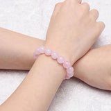 Bracelet en quartz rose amour boule 8 mm sur un poignet de jeune fille Kaosix