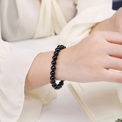 Bracelet en tourmaline noire ancrage boule 8 mm sur poignet de jeune fille Kaosix