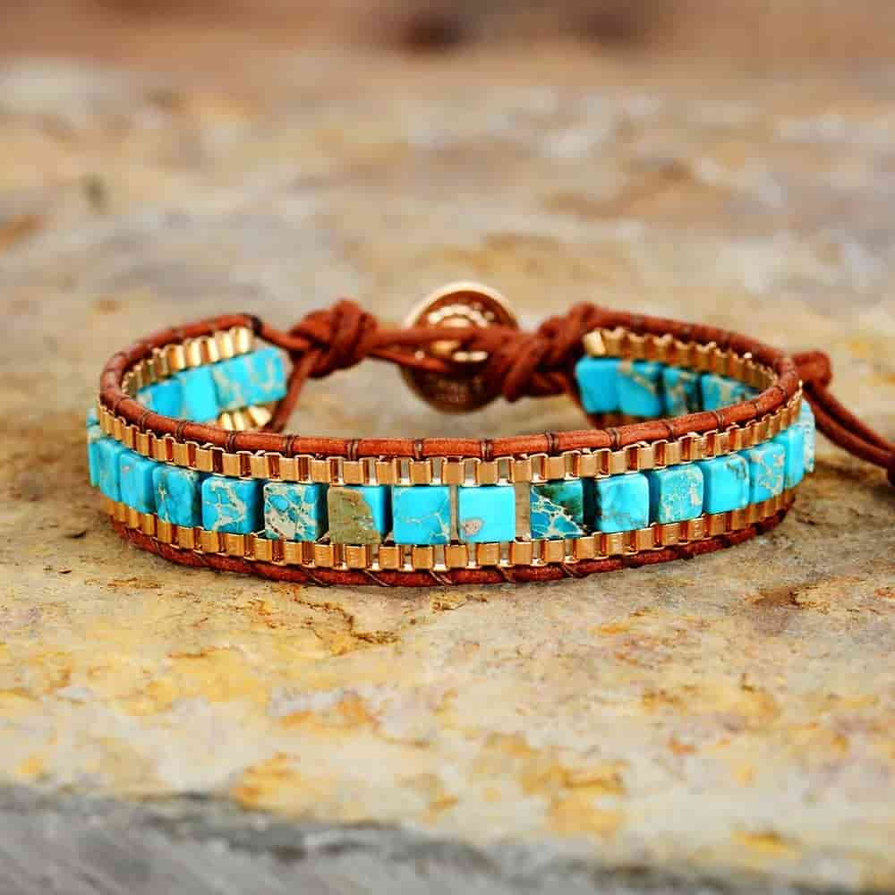 Bracelet femme turquoise perle cubique et cuir posé sur une pierre Kaosix