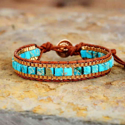 Bracelet femme turquoise perle cubique et cuir posé sur une pierre Kaosix