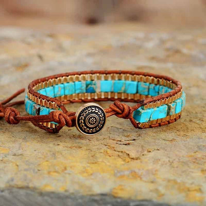 Bracelet femme turquoise perle cubique et cuir posé sur une pierre avec fermoir de face Kaosix