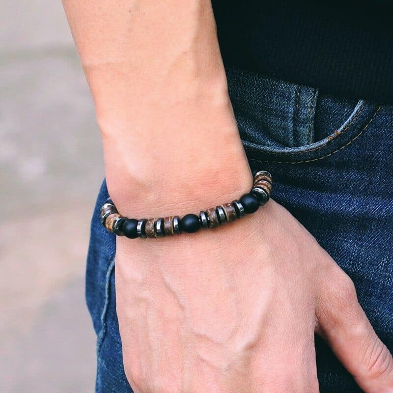 Bracelet homme onyx noir hématite bois de cocotier au poignet d'un homme Kaosix