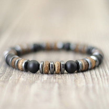 Bracelet homme onyx noir hématite bois de cocotier sur plancher en bois Kaosix