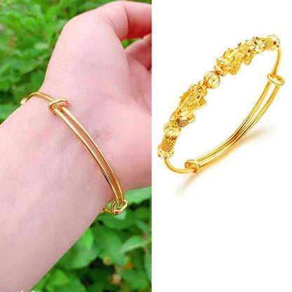 Bracelet jonc doré double Pi Xiu sur un poignet de jeune fille et un gros plan sur le fermoir du bracelet Kaosix
