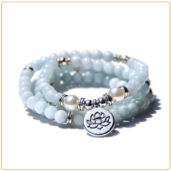 Bracelet mala 108 perles en aigue-marine avec symbole du lotus sur fond blanc avec cadre orange Kaosix