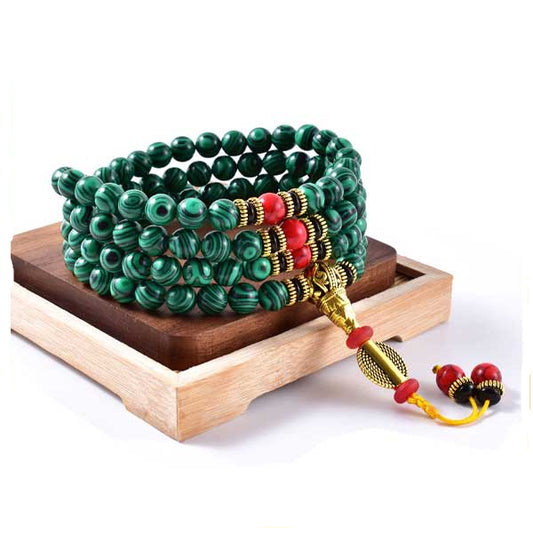 Bracelet mala 108 perles en malachite sur fond blanc avec cadre orange Kaosix