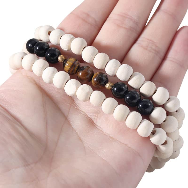 Bracelet mala 108 perles en œil de tigre et en bois enroulé autour d'une main Kaosix