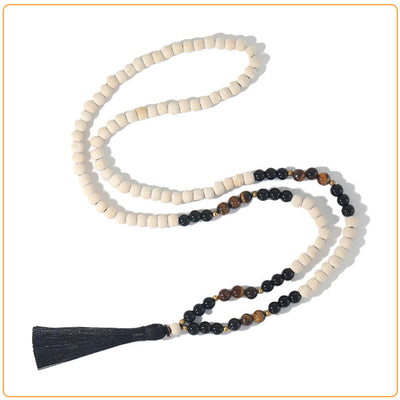 Bracelet mala 108 perles en œil de tigre et en bois sur fond blanc avec cadre orange Kaosix