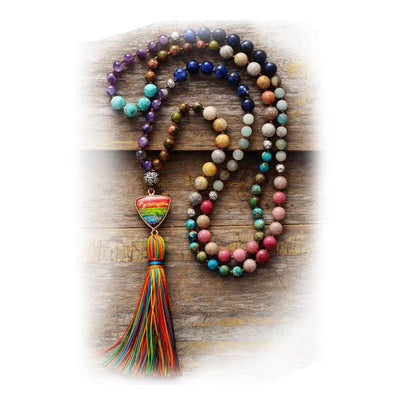 Bracelet mala 108 perles jaspe turquoise améthyste rhodonite sur fond blanc avec cadre orange Kaosix