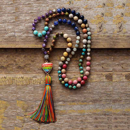 Bracelet mala 108 perles jaspe turquoise améthyste rhodonite sur une surface en bois Kaosix