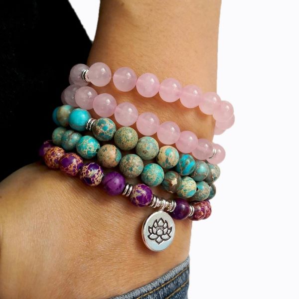Bracelet mala 108 perles quartz rose amazonite jaspe turquoise au poignet d'une jeune fille en gros plan Kaosix