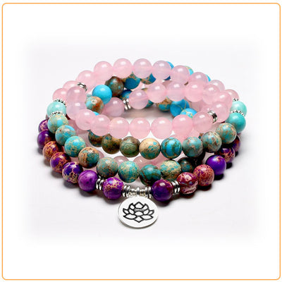 Bracelet mala 108 perles quartz rose amazonite jaspe turquoise sur fond blanc avec cadre orange Kaosix