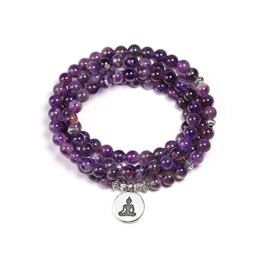 Bracelet mala bouddhiste en amethyste 108 perles sur fond blanc avec cadre orange Kaosix