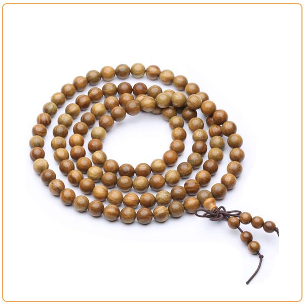 Bracelet mala tibétain bois santal 108 perles sur fond blanc avec cadre orange Kaosix